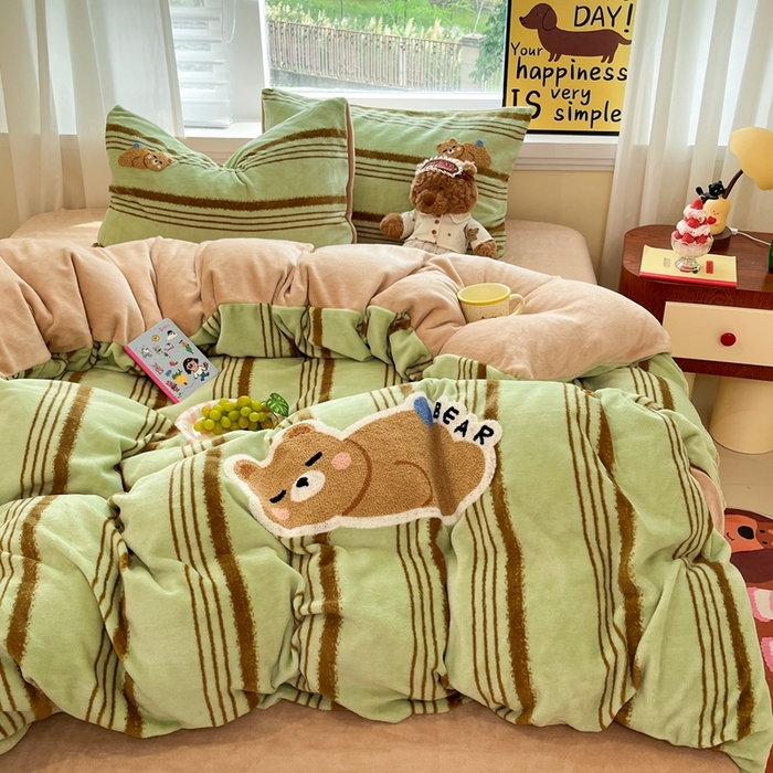 91家纺网 家纺一手货源 找家纺 首尔家纺 2025新款牛奶绒卡通毛巾绣印加绣系列四件套 绿条小熊