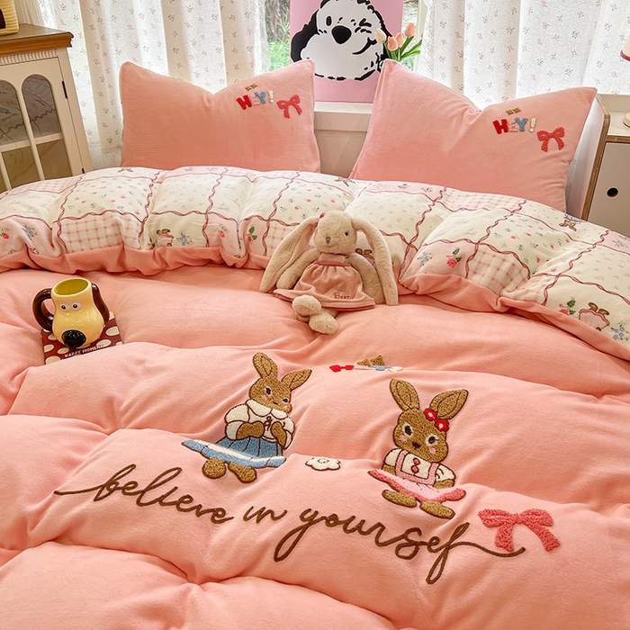 91家纺网 家纺一手货源 找家纺 （总）眠博士 2025新款牛奶绒毛巾绣四件套