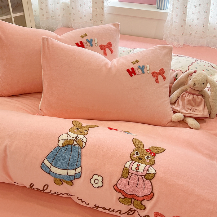 91家纺网 家纺一手货源 找家纺 眠博士 2025新款牛奶绒毛巾绣四件套 牛奶绒毛巾绣-兔兔