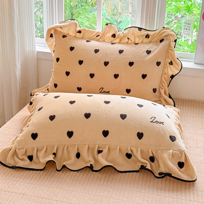 91家纺网 家纺一手货源 找家纺 梦莱斯 2025新款加厚保暖双面牛奶绒四件套-黑色花边款 爱心点点