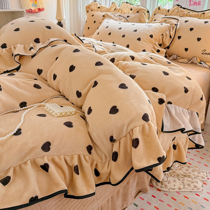 91家纺网 家纺一手货源 找家纺 梦莱斯 2025新款加厚保暖双面牛奶绒四件套-黑色花边款 爱心点点