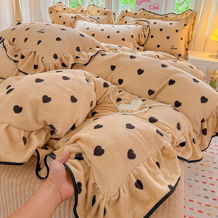 91家纺网 家纺一手货源 找家纺 梦莱斯 2025新款加厚保暖双面牛奶绒四件套-黑色花边款 爱心点点