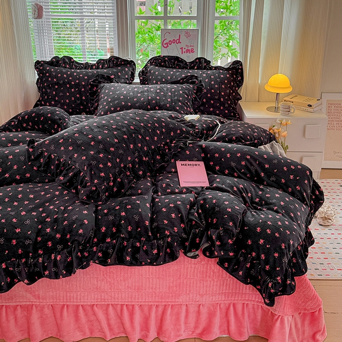 91家纺网 家纺一手货源 找家纺 梦莱斯 2025新款加厚保暖双面牛奶绒四件套-黑色花边款 暗香