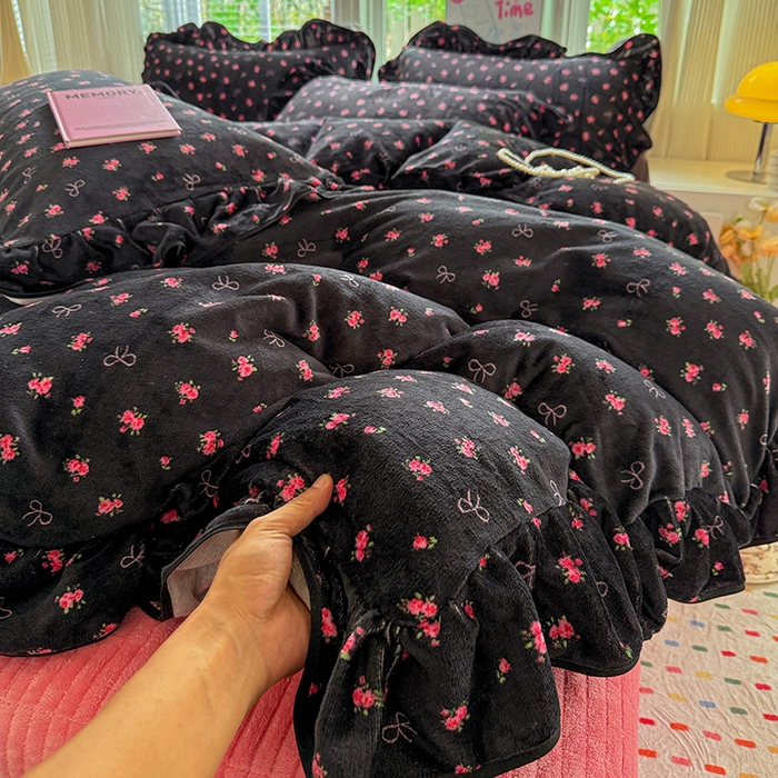 91家纺网 家纺一手货源 找家纺 梦莱斯 2025新款加厚保暖双面牛奶绒四件套-黑色花边款 暗香