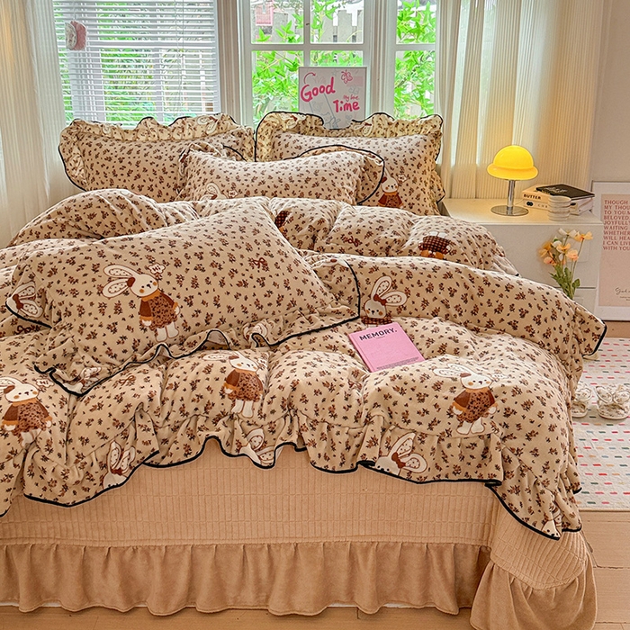 91家纺网 家纺一手货源 找家纺 梦莱斯 2025新款加厚保暖双面牛奶绒四件套-黑色花边款 布偶兔兔