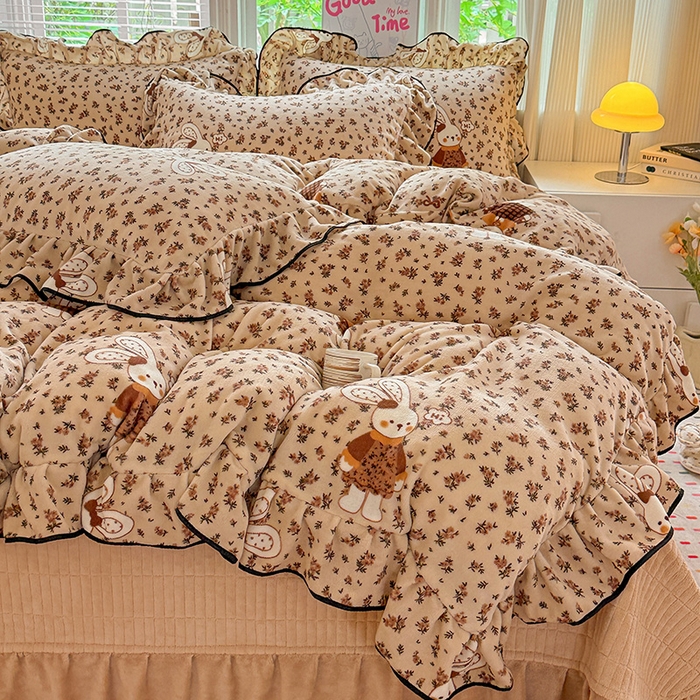 91家纺网 家纺一手货源 找家纺 梦莱斯 2025新款加厚保暖双面牛奶绒四件套-黑色花边款 布偶兔兔