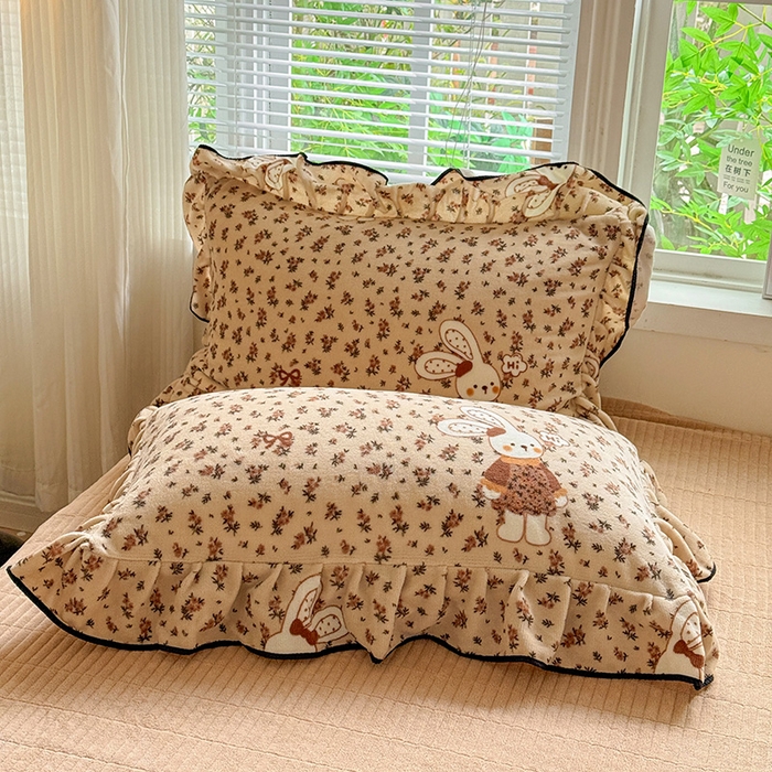 91家纺网 家纺一手货源 找家纺 梦莱斯 2025新款加厚保暖双面牛奶绒四件套-黑色花边款 布偶兔兔