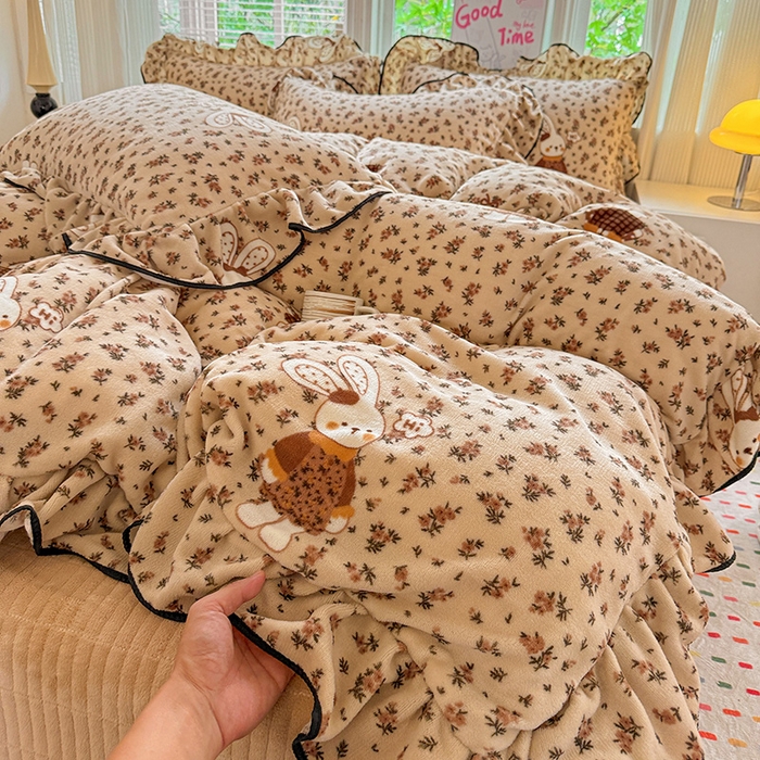 91家纺网 家纺一手货源 找家纺 梦莱斯 2025新款加厚保暖双面牛奶绒四件套-黑色花边款 布偶兔兔