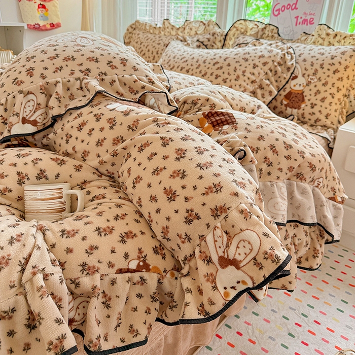 91家纺网 家纺一手货源 找家纺 梦莱斯 2025新款加厚保暖双面牛奶绒四件套-黑色花边款 布偶兔兔