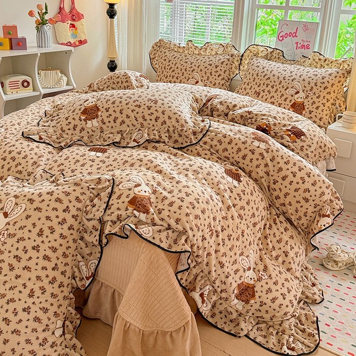 91家纺网 家纺一手货源 找家纺 梦莱斯 2025新款加厚保暖双面牛奶绒四件套-黑色花边款 布偶兔兔