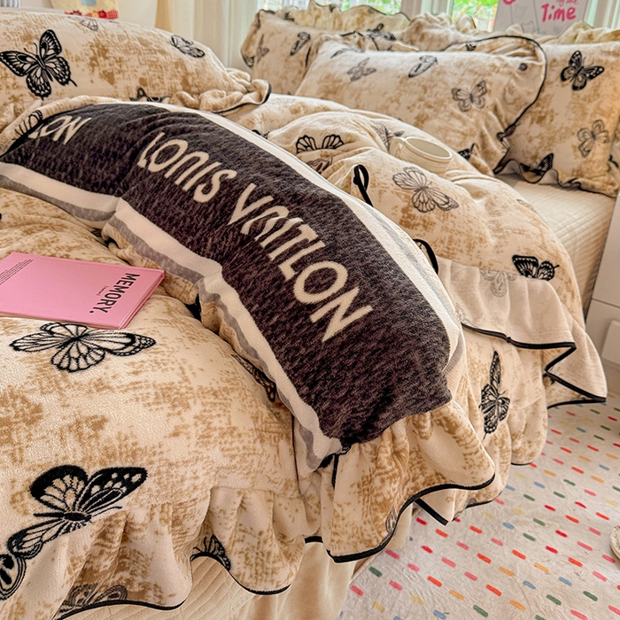 91家纺网 家纺一手货源 找家纺 梦莱斯 2025新款加厚保暖双面牛奶绒四件套-黑色花边款 蝶舞