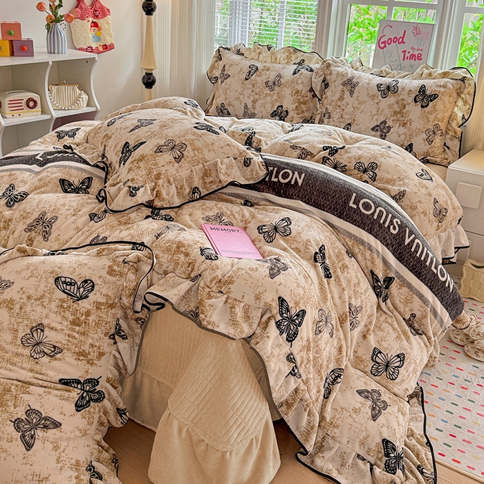 91家纺网 家纺一手货源 找家纺 梦莱斯 2025新款加厚保暖双面牛奶绒四件套-黑色花边款 蝶舞