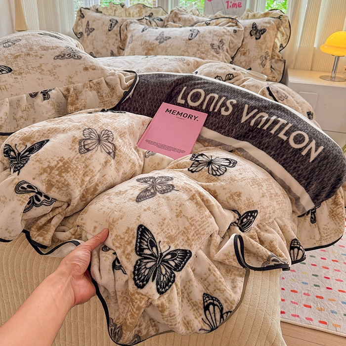 91家纺网 家纺一手货源 找家纺 梦莱斯 2025新款加厚保暖双面牛奶绒四件套-黑色花边款 蝶舞