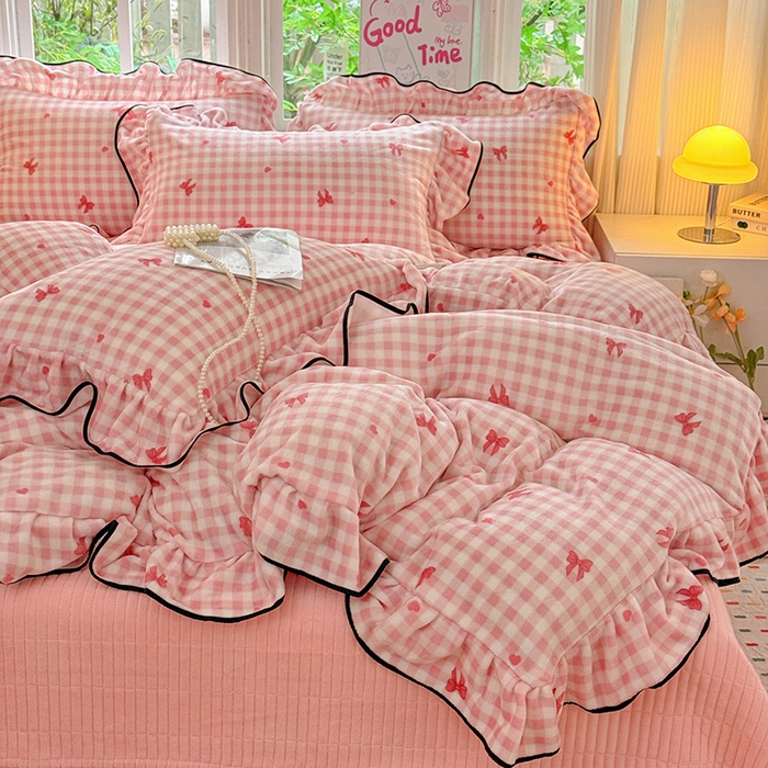 91家纺网 家纺一手货源 找家纺 梦莱斯 2025新款加厚保暖双面牛奶绒四件套-黑色花边款 粉红蝴蝶结