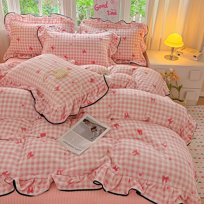 91家纺网 家纺一手货源 找家纺 梦莱斯 2025新款加厚保暖双面牛奶绒四件套-黑色花边款 粉红蝴蝶结