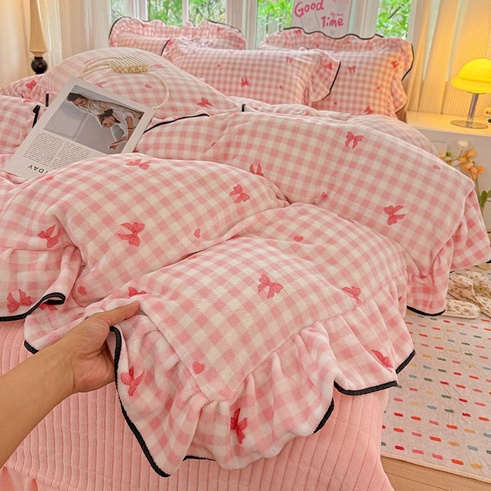 91家纺网 家纺一手货源 找家纺 梦莱斯 2025新款加厚保暖双面牛奶绒四件套-黑色花边款 粉红蝴蝶结