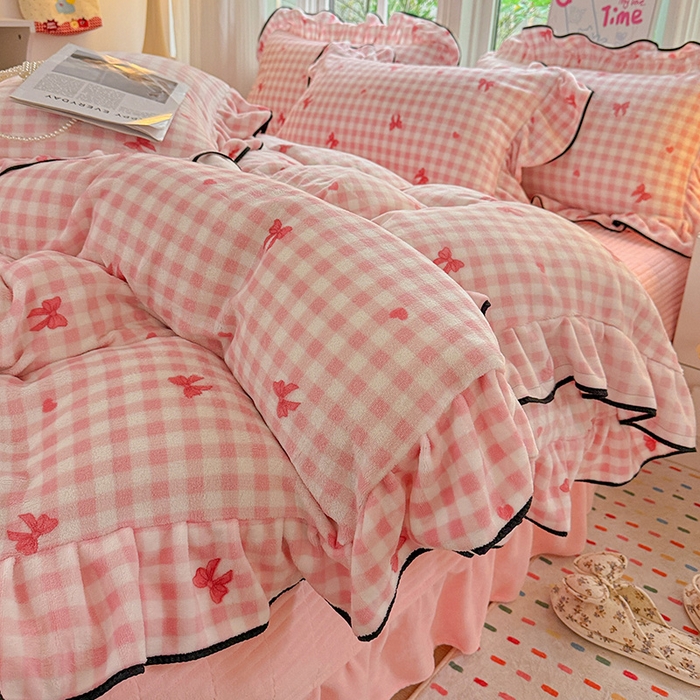 91家纺网 家纺一手货源 找家纺 梦莱斯 2025新款加厚保暖双面牛奶绒四件套-黑色花边款 粉红蝴蝶结