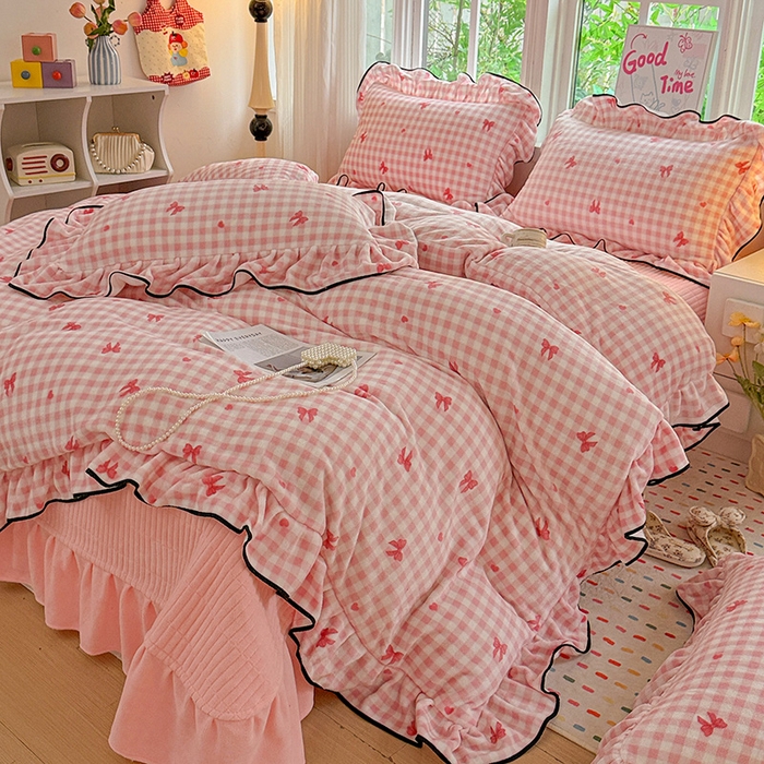 91家纺网 家纺一手货源 找家纺 梦莱斯 2025新款加厚保暖双面牛奶绒四件套-黑色花边款 粉红蝴蝶结