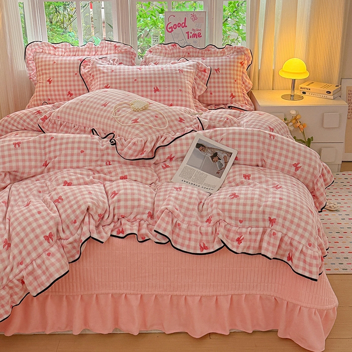 91家纺网 家纺一手货源 找家纺 梦莱斯 2025新款加厚保暖双面牛奶绒四件套-黑色花边款 粉红蝴蝶结