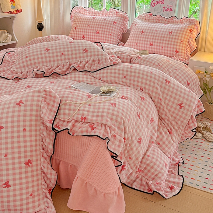 91家纺网 家纺一手货源 找家纺 梦莱斯 2025新款加厚保暖双面牛奶绒四件套-黑色花边款 粉红蝴蝶结