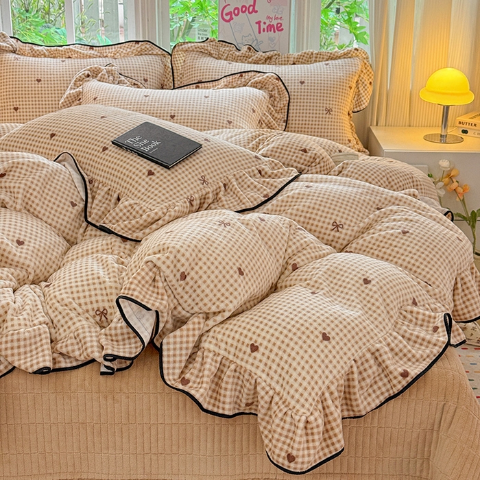 91家纺网 家纺一手货源 找家纺 梦莱斯 2025新款加厚保暖双面牛奶绒四件套-黑色花边款 格子爱心咖