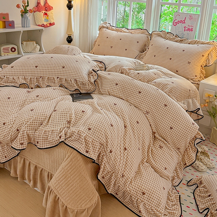 91家纺网 家纺一手货源 找家纺 梦莱斯 2025新款加厚保暖双面牛奶绒四件套-黑色花边款 格子爱心咖