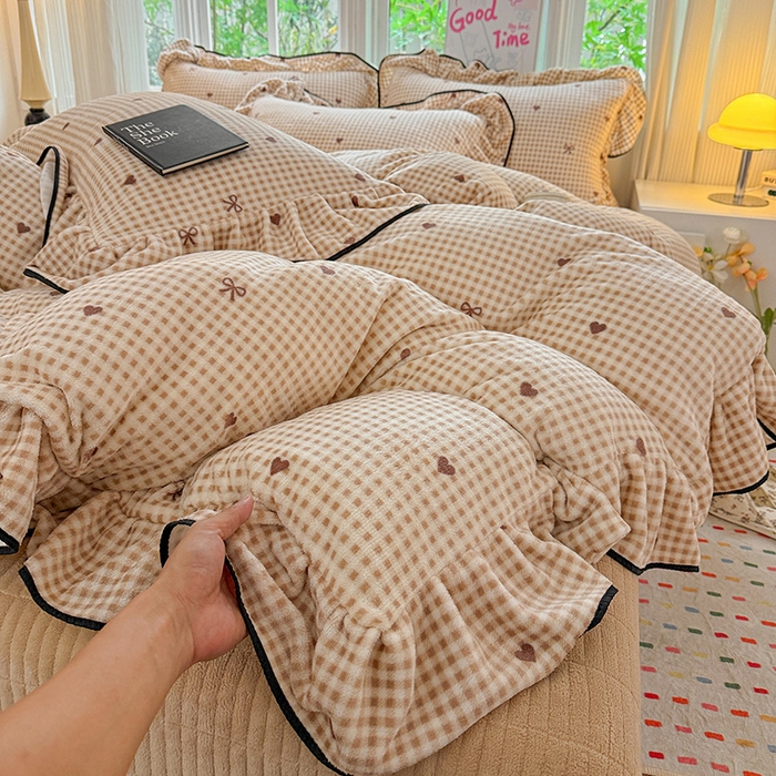 91家纺网 家纺一手货源 找家纺 梦莱斯 2025新款加厚保暖双面牛奶绒四件套-黑色花边款 格子爱心咖