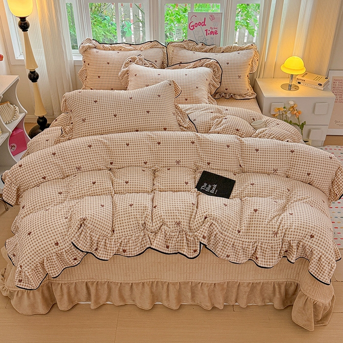 91家纺网 家纺一手货源 找家纺 梦莱斯 2025新款加厚保暖双面牛奶绒四件套-黑色花边款 格子爱心咖