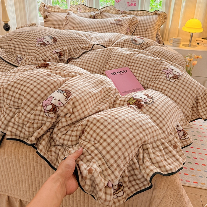 91家纺网 家纺一手货源 找家纺 梦莱斯 2025新款加厚保暖双面牛奶绒四件套-黑色花边款 格子猫