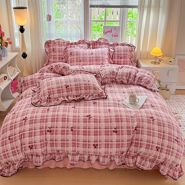 91家纺网 家纺一手货源 找家纺 梦莱斯 2025新款加厚保暖双面牛奶绒四件套-黑色花边款 格子樱桃