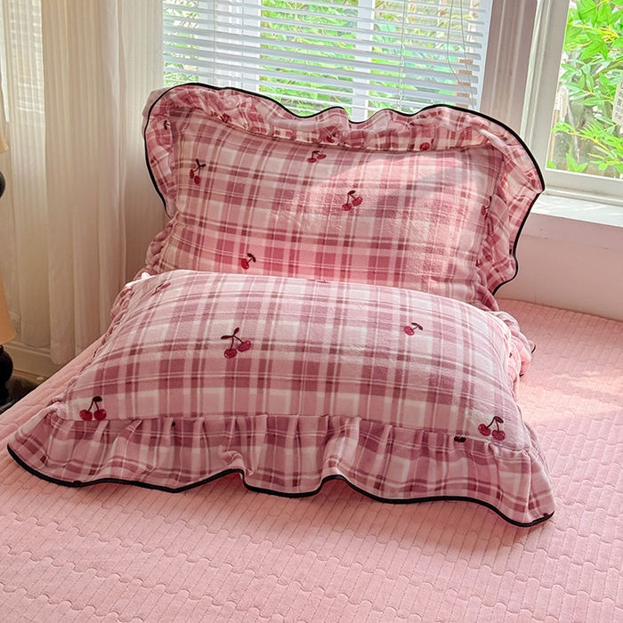 91家纺网 家纺一手货源 找家纺 梦莱斯 2025新款加厚保暖双面牛奶绒四件套-黑色花边款 格子樱桃