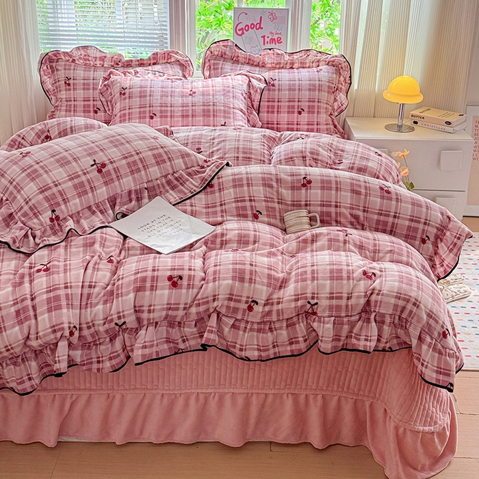 91家纺网 家纺一手货源 找家纺 梦莱斯 2025新款加厚保暖双面牛奶绒四件套-黑色花边款 格子樱桃