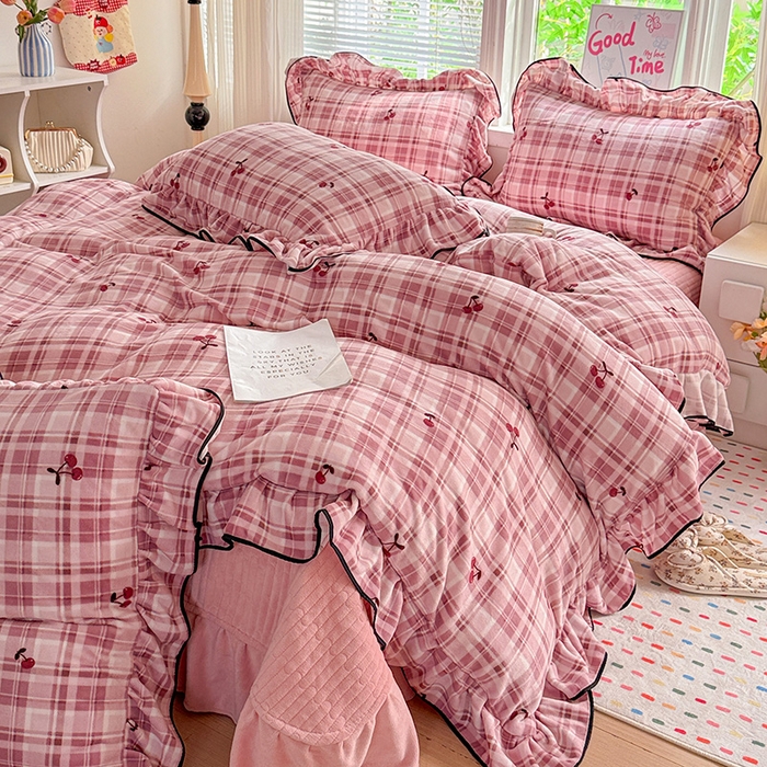 91家纺网 家纺一手货源 找家纺 梦莱斯 2025新款加厚保暖双面牛奶绒四件套-黑色花边款 格子樱桃