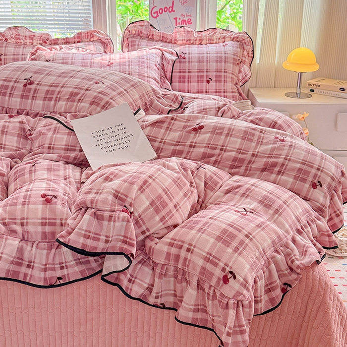 91家纺网 家纺一手货源 找家纺 梦莱斯 2025新款加厚保暖双面牛奶绒四件套-黑色花边款 格子樱桃