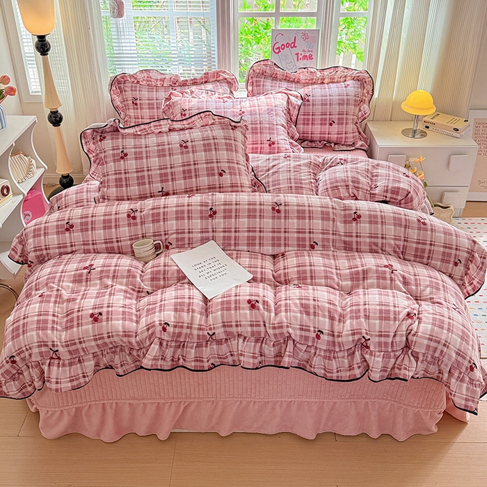 91家纺网 家纺一手货源 找家纺 梦莱斯 2025新款加厚保暖双面牛奶绒四件套-黑色花边款 格子樱桃