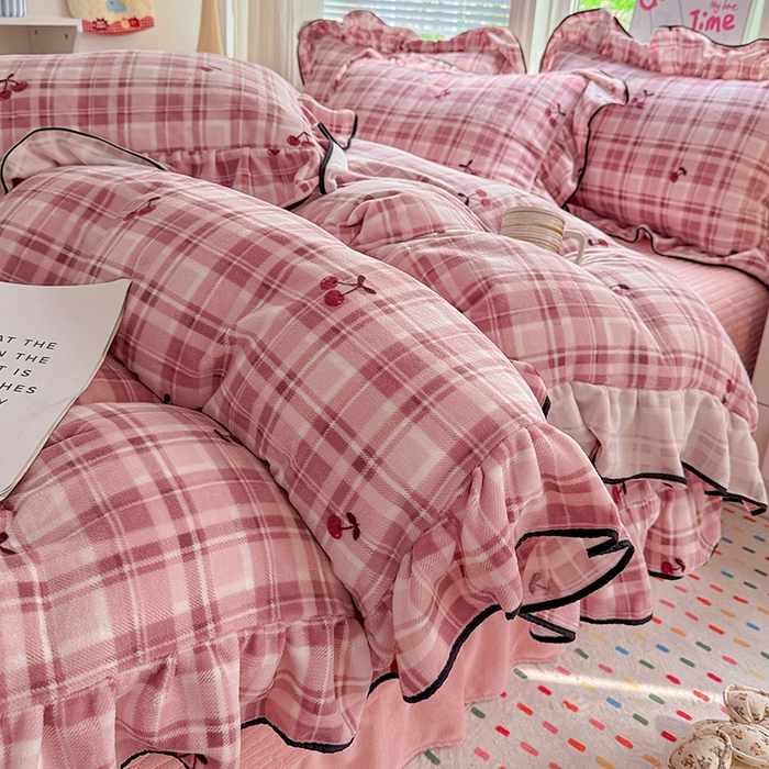 91家纺网 家纺一手货源 找家纺 梦莱斯 2025新款加厚保暖双面牛奶绒四件套-黑色花边款 格子樱桃