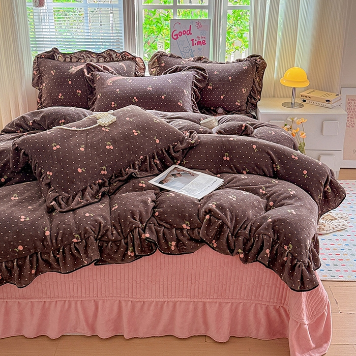 91家纺网 家纺一手货源 找家纺 梦莱斯 2025新款加厚保暖双面牛奶绒四件套-黑色花边款 黑巧樱桃