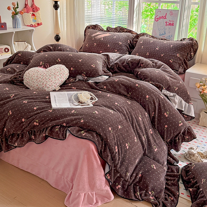 91家纺网 家纺一手货源 找家纺 梦莱斯 2025新款加厚保暖双面牛奶绒四件套-黑色花边款 黑巧樱桃