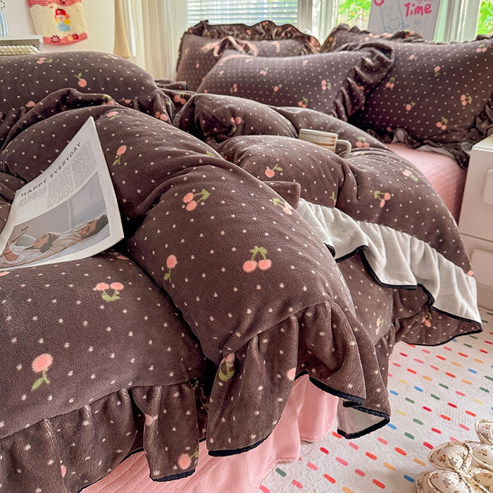 91家纺网 家纺一手货源 找家纺 梦莱斯 2025新款加厚保暖双面牛奶绒四件套-黑色花边款 黑巧樱桃