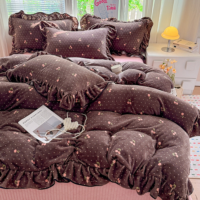 91家纺网 家纺一手货源 找家纺 梦莱斯 2025新款加厚保暖双面牛奶绒四件套-黑色花边款 黑巧樱桃