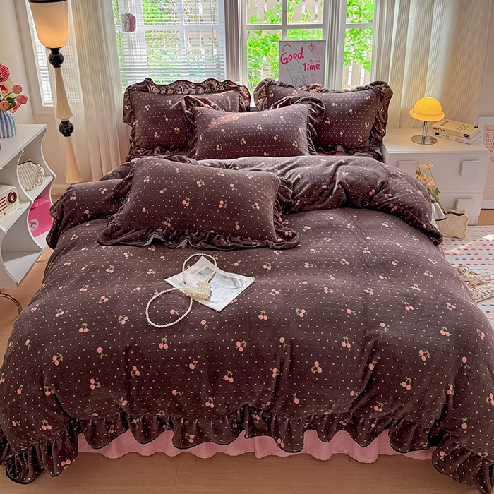 91家纺网 家纺一手货源 找家纺 梦莱斯 2025新款加厚保暖双面牛奶绒四件套-黑色花边款 黑巧樱桃