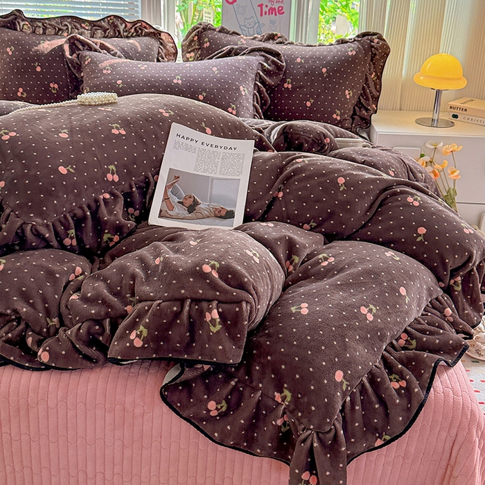 91家纺网 家纺一手货源 找家纺 梦莱斯 2025新款加厚保暖双面牛奶绒四件套-黑色花边款 黑巧樱桃