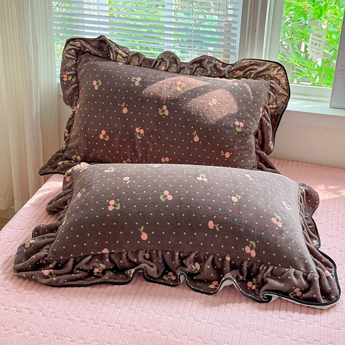 91家纺网 家纺一手货源 找家纺 梦莱斯 2025新款加厚保暖双面牛奶绒四件套-黑色花边款 黑巧樱桃