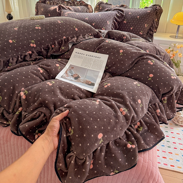 91家纺网 家纺一手货源 找家纺 梦莱斯 2025新款加厚保暖双面牛奶绒四件套-黑色花边款 黑巧樱桃