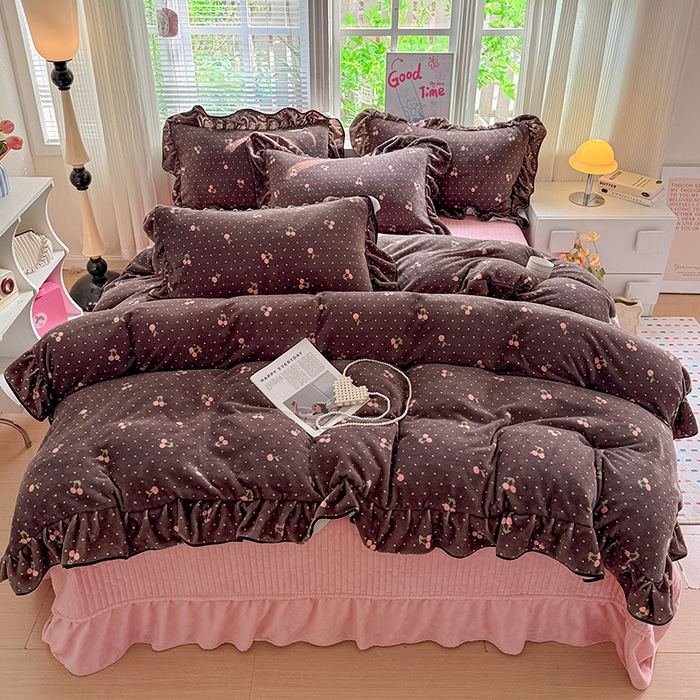 91家纺网 家纺一手货源 找家纺 梦莱斯 2025新款加厚保暖双面牛奶绒四件套-黑色花边款 黑巧樱桃