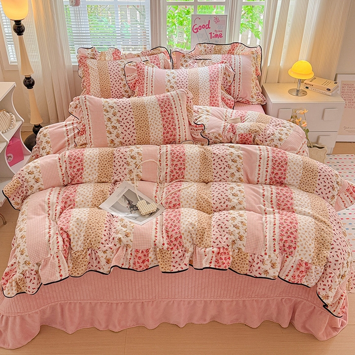 91家纺网 家纺一手货源 找家纺 梦莱斯 2025新款加厚保暖双面牛奶绒四件套-黑色花边款 桃之夭夭