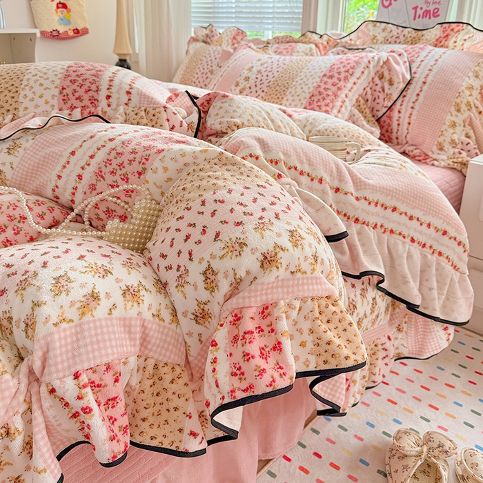 91家纺网 家纺一手货源 找家纺 梦莱斯 2025新款加厚保暖双面牛奶绒四件套-黑色花边款 桃之夭夭