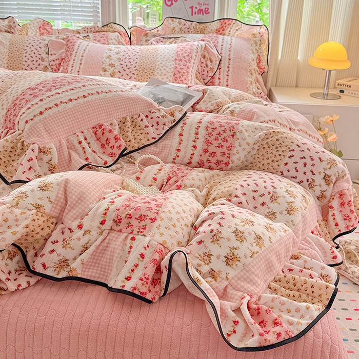 91家纺网 家纺一手货源 找家纺 梦莱斯 2025新款加厚保暖双面牛奶绒四件套-黑色花边款 桃之夭夭