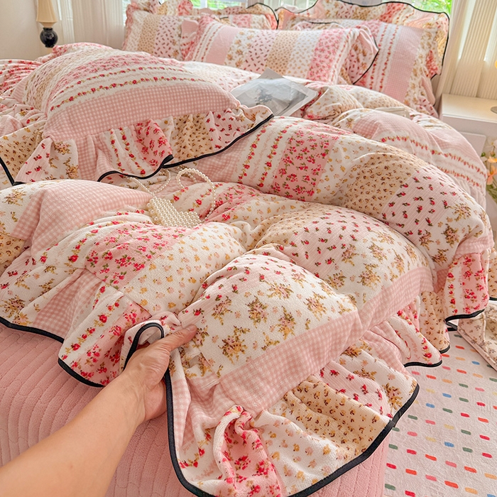 91家纺网 家纺一手货源 找家纺 梦莱斯 2025新款加厚保暖双面牛奶绒四件套-黑色花边款 桃之夭夭