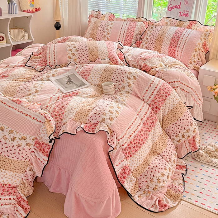 91家纺网 家纺一手货源 找家纺 梦莱斯 2025新款加厚保暖双面牛奶绒四件套-黑色花边款 桃之夭夭